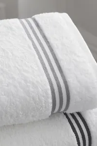 Beyaz Gri Şeritli Banyo Havlusu