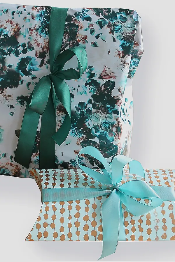 Turkuaz Çiçekli Paket Kağıdı